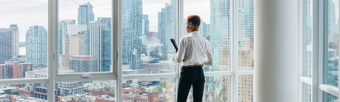 Homme devant une fenêtre