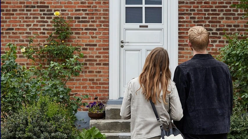 Couple devant une maison